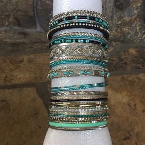 Lot of 30 Bangle Bracelets!! 💙